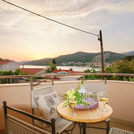 בית נופש Marusia Front Seget-trogir