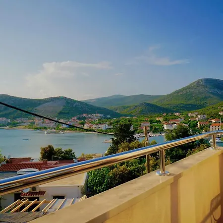 בית נופש Marusia Front Seget-trogir *